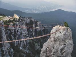 die hohen kabelbrücken auf dem gipfel des berges ai-petri, krim foto