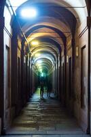 Bologna, Italien- Juni 23, 2023-Menschen Bummel beim Nacht unter das Arkaden führen zu das Heiligtum von san luca beleuchtet zum das zuerst Auflage von das Bologna Arkaden Festival. foto