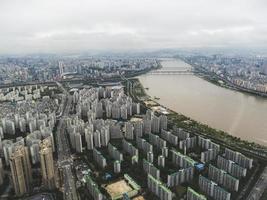 Die schöne Aussicht auf die Stadt Seoul und den Fluss Han-Gang aus der Luft. Südkorea