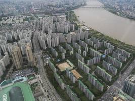 Die schöne Aussicht auf die Stadt Seoul und den Fluss Han-Gang aus der Luft. Südkorea foto