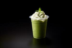 Grün Tee Frappucino mit ausgepeitscht Sahne im ein wegbringen Tasse isoliert auf dunkel Hintergrund. ai generiert foto