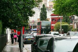 niedrig Winkel Aussicht von beschäftigt zentral London Stadt und Straße mit der Verkehr während Regen und wolkig Tag Über England großartig Großbritannien von Vereinigtes Königreich. Bild war gefangen auf August 2., 2023 foto