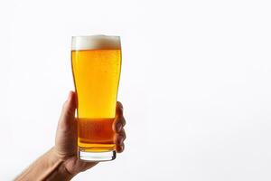 ein männlich Hand halten oben ein Glas von Bier isoliert auf ein Weiß Hintergrund mit Kopieren Raum. ai generiert foto