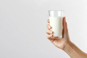 Hand halten ein Glas von frisch Milch isoliert auf grau Hintergrund mit Kopieren Raum. ai generiert foto