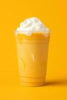 Mango Smoothie Milchshake im Plastik wegbringen Tasse isoliert auf Gelb Hintergrund. ai generiert foto