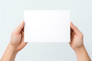 ein Mensch Hand halten ein leer Blatt von Weiß Papier oder Karte isoliert auf Weiß Hintergrund. ai generiert foto