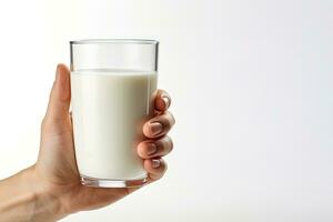 Hand halten ein Glas von frisch Milch isoliert auf grau Hintergrund mit Kopieren Raum. ai generiert foto