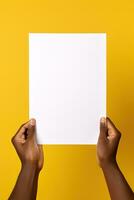 ein Mensch Hand halten ein leer Blatt von Weiß Papier oder Karte isoliert auf Gelb Hintergrund. ai generiert foto