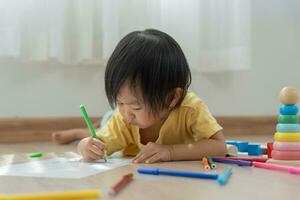 glücklich Asien Kinder spielen Lernen Farbe auf Papier. Aktivität, Entwicklung, Ich, äq, Meditation, Gehirn, Muskeln, wesentlich Fähigkeiten, Familie haben Spaß Ausgaben Zeit zusammen. Urlaub foto