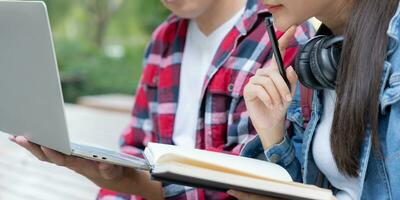 Gruppe asiatisch Schüler Treffen Mannschaft zum Arbeit Projekt. Mannschaft glücklich Studie online. lesen Buch im Hochschule Campus. Gruppe auf International Asien Universität. Ausbildung, lernen, Schule, Hochschule, Abschluss foto