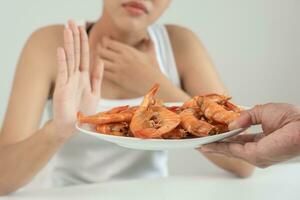 Essen Allergien, Frauen haben Reaktionen Juckreiz und Rötung nach Essen Garnele, Meeresfrüchte Allergie, Juckreiz, Ausschlag, Bauch Schmerz, Durchfall, Truhe Dichtheit, Bewusstlosigkeit, Tod, stark vermeiden Allergien foto