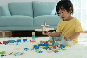 glücklich Asien Kinder spielen Lernen Farbe auf Papier. Aktivität, Entwicklung, Ich, äq, Meditation, Gehirn, Muskeln, wesentlich Fähigkeiten, Familie haben Spaß Ausgaben Zeit zusammen. Urlaub foto