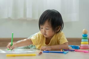 glücklich Asien Kinder spielen Lernen Farbe auf Papier. Aktivität, Entwicklung, Ich, äq, Meditation, Gehirn, Muskeln, wesentlich Fähigkeiten, Familie haben Spaß Ausgaben Zeit zusammen. Urlaub foto