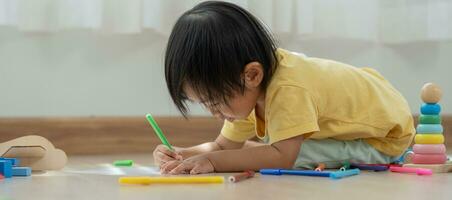 glücklich Asien Kinder spielen Lernen Farbe auf Papier. Aktivität, Entwicklung, Ich, äq, Meditation, Gehirn, Muskeln, wesentlich Fähigkeiten, Familie haben Spaß Ausgaben Zeit zusammen. Urlaub foto