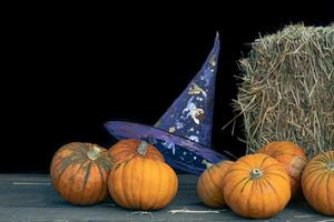 Komposition mit Hexe Hut, Besen und Halloween Kürbisse foto