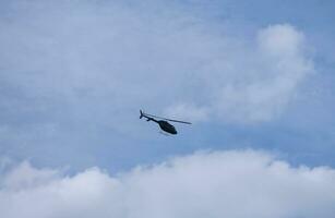 ein klein Hubschrauber ist fliegend Über Luton Stadt von England Vereinigtes Königreich, Juni 23., 2023 foto