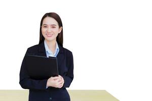 Fachmann jung asiatisch Geschäft Frau Büro Arbeiter im schwarz passen hält Zwischenablage im ihr Hände und zuversichtlich lächelt im Büro Zimmer während isoliert auf Weiß Hintergrund. foto
