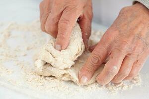 kneten durch Hand. Zuhause gemacht Pizza Teig Vorbereitung. Pizza Vorbereitung. foto