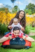 jung Eltern haben Spaß draußen mit ihr sechs Monate alt Baby Mädchen. Glück Konzept. Familie Konzept foto