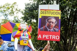 Bogotá, Kolumbien, 16 August 2023. März fragen zum gustavo Petro Amtsenthebungsverfahren. friedlich Protest März im Bogota Kolumbien gegen das Regierung von gustavo Petro namens la Marcha de la Bürgermeister. foto