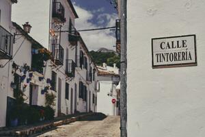 Straße Zeichen das Richtung Weg zu Spanisch, schön und typisch andalusisch Straße foto