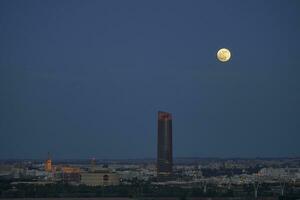 das Mond leuchtet das Himmel von Sevilla, Horizont von Sevilla, Giralda und Pelli Turm foto