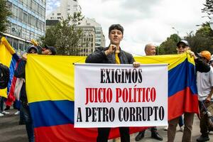 Bogotá, Kolumbien, 16 August 2023. März fragen zum gustavo Petro Amtsenthebungsverfahren. friedlich Protest März im Bogota Kolumbien gegen das Regierung von gustavo Petro namens la Marcha de la Bürgermeister. foto