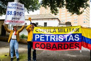 Bogotá, Kolumbien, 16 August 2023. März fragen zum gustavo Petro Amtsenthebungsverfahren. friedlich Protest März im Bogota Kolumbien gegen das Regierung von gustavo Petro namens la Marcha de la Bürgermeister. foto