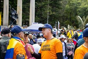 Bogotá, Kolumbien, 16 August 2023. März fragen zum gustavo Petro Amtsenthebungsverfahren. friedlich Protest März im Bogota Kolumbien gegen das Regierung von gustavo Petro namens la Marcha de la Bürgermeister. foto