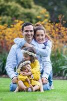 Familie von vier haben Spaß draußen im ein schön sonnig Tag beim das Park. Glück Konzept. Familie Konzept. foto