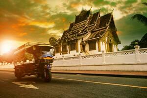 Tuk Tuk Vorbeigehen Straße neben luang Prabang Palast Museum, Luangprabang ist wichtig Welt Erbe Seite? ˅ von UNESCO im Nord von Laos foto