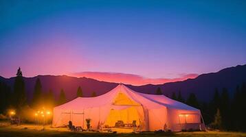 Camping im das Berge beim Sonnenuntergang. ai generativ foto