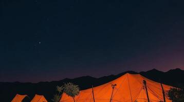 Camping im das Berge beim Sonnenuntergang. ai generativ foto