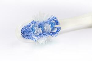 Nahansicht von ein alt Zahnbürste auf Weiß Hintergrund. Oral Gesundheit Konzept foto