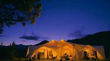 Camping im das Berge beim Sonnenuntergang. ai generativ foto