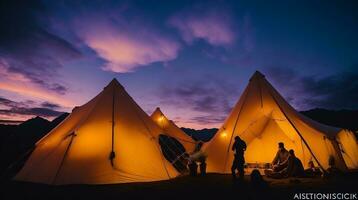 Camping im das Berge beim Sonnenuntergang. ai generativ foto