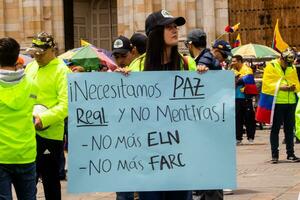 Bogotá, Kolumbien, 16 August 2023. März fragen zum gustavo Petro Amtsenthebungsverfahren. friedlich Protest März im Bogota Kolumbien gegen das Regierung von gustavo Petro namens la Marcha de la Bürgermeister. foto