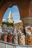 Süßigkeiten Portal und Öffentlichkeit Uhr Turm im Cartagena de Indien foto