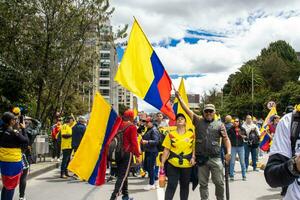 Bogotá, Kolumbien, 16 August 2023. März fragen zum gustavo Petro Amtsenthebungsverfahren. friedlich Protest März im Bogota Kolumbien gegen das Regierung von gustavo Petro namens la Marcha de la Bürgermeister. foto