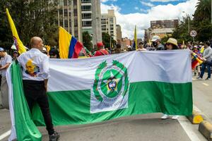 Bogotá, Kolumbien, 16 August 2023. März fragen zum gustavo Petro Amtsenthebungsverfahren. friedlich Protest März im Bogota Kolumbien gegen das Regierung von gustavo Petro namens la Marcha de la Bürgermeister. foto