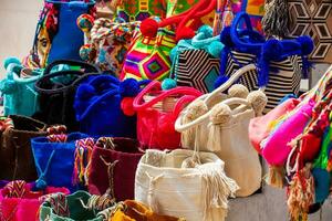 Straße verkaufen von handgemacht traditionell weguu Taschen im Cartagena de Indien foto