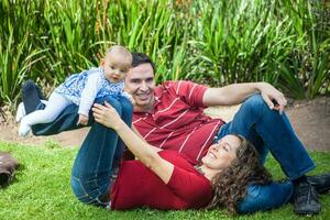 jung Eltern haben Spaß draußen mit ihr sechs Monate alt Baby Mädchen. Glück Konzept. Familie Konzept foto