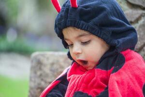 wenig Baby Mädchen tragen ein Marienkäfer Kostüm. Halloween Konzept. foto