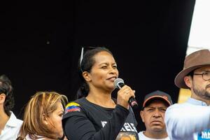 Bogotá, Kolumbien, 16 August 2023. März fragen zum gustavo Petro Amtsenthebungsverfahren. friedlich Protest März im Bogota Kolumbien gegen das Regierung von gustavo Petro namens la Marcha de la Bürgermeister. foto