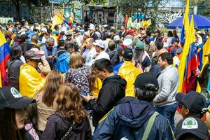 Bogotá, Kolumbien, 16 August 2023. März fragen zum gustavo Petro Amtsenthebungsverfahren. friedlich Protest März im Bogota Kolumbien gegen das Regierung von gustavo Petro namens la Marcha de la Bürgermeister. foto