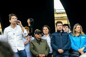 Bogotá, Kolumbien, 16 August 2023. Senator Miguel uribe turbay beim das März fragen zum gustavo Petro Amtsenthebungsverfahren. friedlich Protest. la Marcha de la Bürgermeister. foto