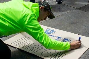 Bogotá, Kolumbien, 16 August 2023. März fragen zum gustavo Petro Amtsenthebungsverfahren. friedlich Protest März im Bogota Kolumbien gegen das Regierung von gustavo Petro namens la Marcha de la Bürgermeister. foto