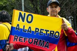 Bogotá, Kolumbien, 16 August 2023. März fragen zum gustavo Petro Amtsenthebungsverfahren. friedlich Protest März im Bogota Kolumbien gegen das Regierung von gustavo Petro namens la Marcha de la Bürgermeister. foto