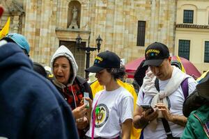 Bogotá, Kolumbien, 16 August 2023. März fragen zum gustavo Petro Amtsenthebungsverfahren. friedlich Protest März im Bogota Kolumbien gegen das Regierung von gustavo Petro namens la Marcha de la Bürgermeister. foto