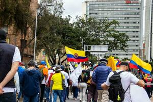 Bogotá, Kolumbien, 16 August 2023. März fragen zum gustavo Petro Amtsenthebungsverfahren. friedlich Protest März im Bogota Kolumbien gegen das Regierung von gustavo Petro namens la Marcha de la Bürgermeister. foto